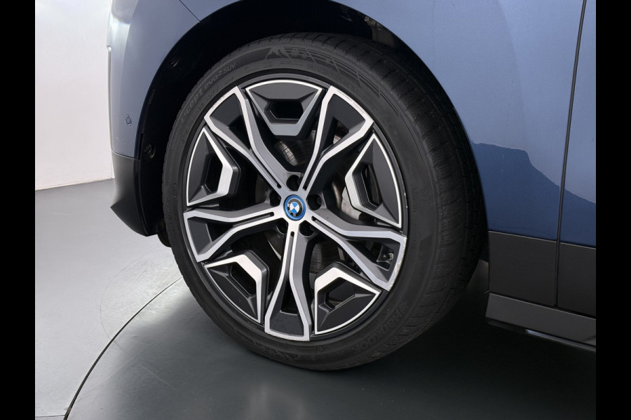 BMW iX xDrive40 326pk Soh 100% Leer-Suite+Massage+Ventilatie PanoDak Laser-LED 22"lm Wegklapb.-Trekhaak Soft-Close-aut. Adaptive-Cruise AWD Digital-Key Connected-Drive Android Apple CarplayWarmte-comfort-pack AchteruitRij-Assist Co-Pilot-Pack Drive-Assist Zwarte-Hemel 4WD Uitwijkassist Keyless Stuur+Bank+Stoel-Verwarmd DAB Orig.NLse auto 1e Eigenaar 2.500kg Trekvermogen (630Nm)!  € 106.000,- nieuw  Nét beurt gehad (163.340km)