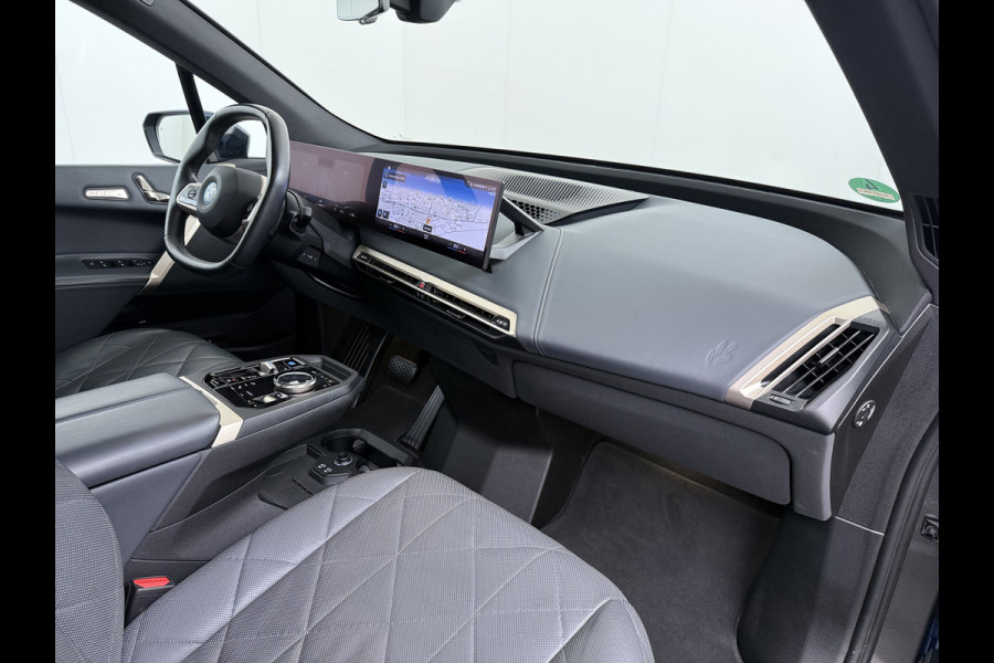 BMW iX xDrive40 326pk Soh 100% Leer-Suite+Massage+Ventilatie PanoDak Laser-LED 22"lm Wegklapb.-Trekhaak Soft-Close-aut. Adaptive-Cruise AWD Digital-Key Connected-Drive Android Apple CarplayWarmte-comfort-pack AchteruitRij-Assist Co-Pilot-Pack Drive-Assist Zwarte-Hemel 4WD Uitwijkassist Keyless Stuur+Bank+Stoel-Verwarmd DAB Orig.NLse auto 1e Eigenaar 2.500kg Trekvermogen (630Nm)!  € 106.000,- nieuw  Nét beurt gehad (163.340km)
