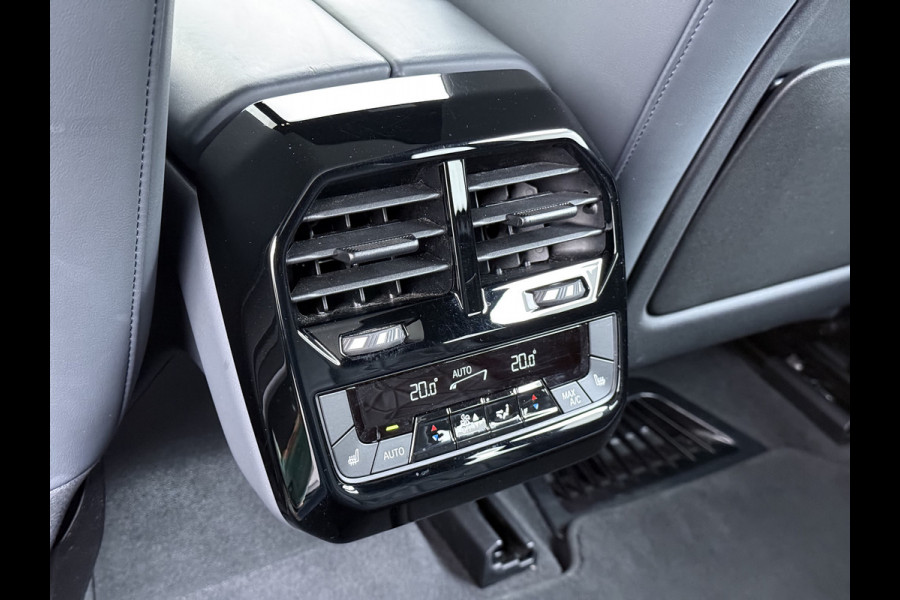 BMW iX xDrive40 326pk Soh 100% Leer-Suite+Massage+Ventilatie PanoDak Laser-LED 22"lm Wegklapb.-Trekhaak Soft-Close-aut. Adaptive-Cruise AWD Digital-Key Connected-Drive Android Apple CarplayWarmte-comfort-pack AchteruitRij-Assist Co-Pilot-Pack Drive-Assist Zwarte-Hemel 4WD Uitwijkassist Keyless Stuur+Bank+Stoel-Verwarmd DAB Orig.NLse auto 1e Eigenaar 2.500kg Trekvermogen (630Nm)!  € 106.000,- nieuw  Nét beurt gehad (163.340km)