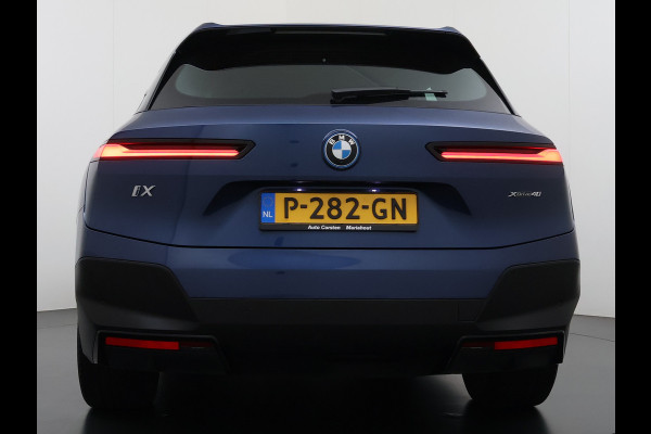 BMW iX xDrive40 326pk Soh 100% Leer-Suite+Massage+Ventilatie PanoDak Laser-LED 22"lm Wegklapb.-Trekhaak Soft-Close-aut. Adaptive-Cruise AWD Digital-Key Connected-Drive Android Apple CarplayWarmte-comfort-pack AchteruitRij-Assist Co-Pilot-Pack Drive-Assist Zwarte-Hemel 4WD Uitwijkassist Keyless Stuur+Bank+Stoel-Verwarmd DAB Orig.NLse auto 1e Eigenaar 2.500kg Trekvermogen (630Nm)!  € 106.000,- nieuw  Nét beurt gehad (163.340km)