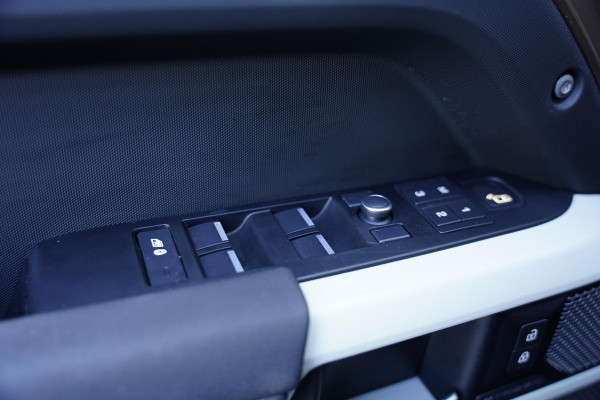 Land Rover Defender 110 P 400 110 BENZINE HSE 7p. / 22 Inch / NL-Auto