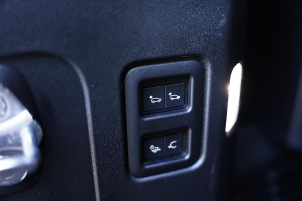 Land Rover Defender 110 P 400 110 BENZINE HSE 7p. / 22 Inch / NL-Auto