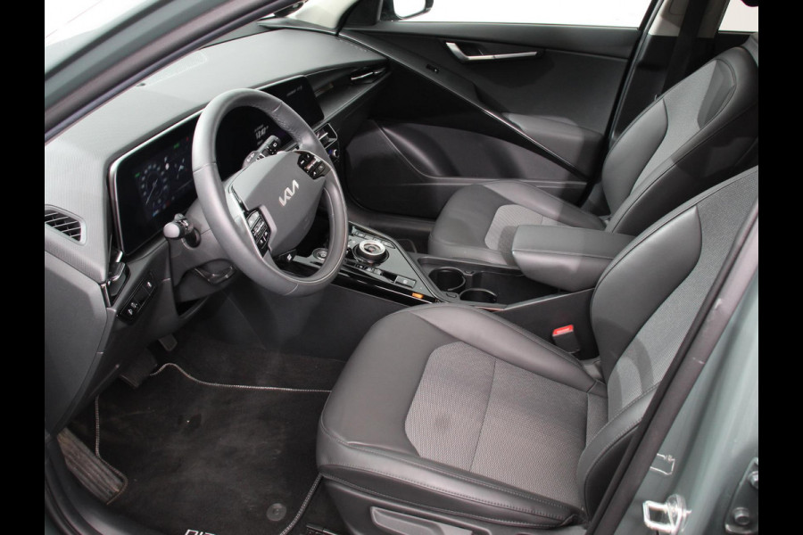 Kia Niro EV DynamicLine 64.8 kWh Automaat Climate control Adaptieve cruise control Parkeersensoren Camera Stuurverwarming Stoelverwarming Keyless LED Trekhaak Navigatie Apple Carplay/ Android Auto