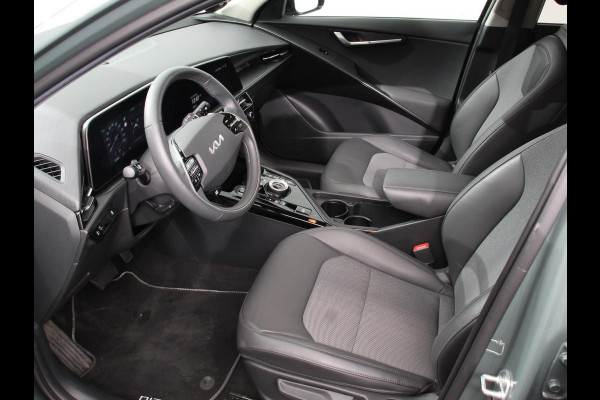 Kia Niro EV DynamicLine 64.8 kWh Automaat Climate control Adaptieve cruise control Parkeersensoren Camera Stuurverwarming Stoelverwarming Keyless LED Trekhaak Navigatie Apple Carplay/ Android Auto