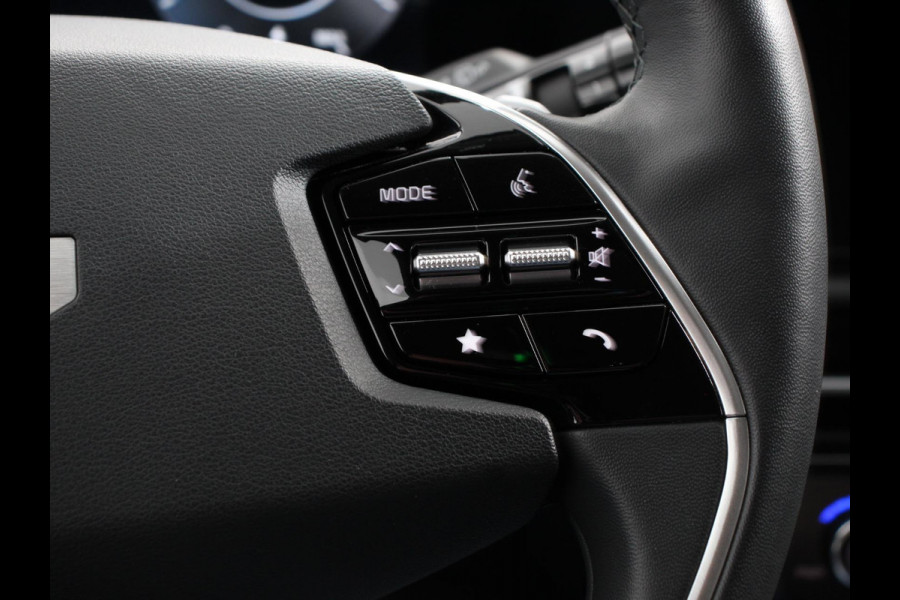 Kia Niro EV DynamicLine 64.8 kWh Automaat Climate control Adaptieve cruise control Parkeersensoren Camera Stuurverwarming Stoelverwarming Keyless LED Trekhaak Navigatie Apple Carplay/ Android Auto