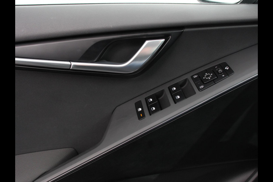 Kia Niro EV DynamicLine 64.8 kWh Automaat Climate control Adaptieve cruise control Parkeersensoren Camera Stuurverwarming Stoelverwarming Keyless LED Trekhaak Navigatie Apple Carplay/ Android Auto