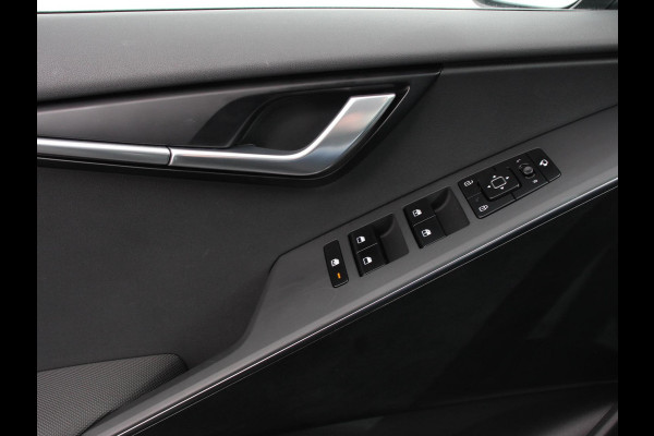 Kia Niro EV DynamicLine 64.8 kWh Automaat Climate control Adaptieve cruise control Parkeersensoren Camera Stuurverwarming Stoelverwarming Keyless LED Trekhaak Navigatie Apple Carplay/ Android Auto