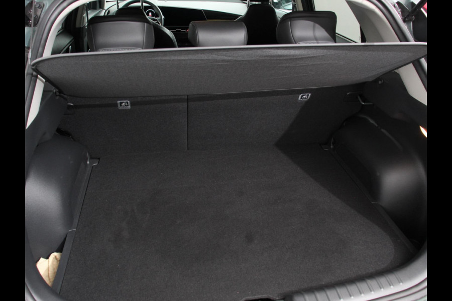 Kia Niro EV DynamicLine 64.8 kWh Automaat Climate control Adaptieve cruise control Parkeersensoren Camera Stuurverwarming Stoelverwarming Keyless LED Trekhaak Navigatie Apple Carplay/ Android Auto