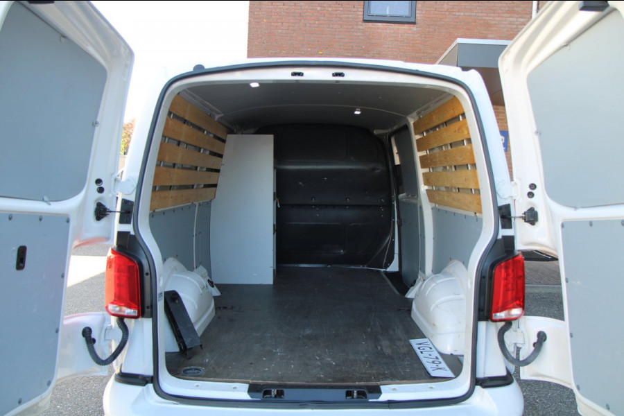 Volkswagen Transporter 2.0 TDI L2H1 150PK Comfortline / Trekhaak / App connect / 3 zits