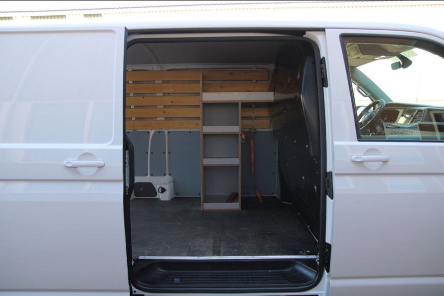 Volkswagen Transporter 2.0 TDI L2H1 150PK Comfortline / Trekhaak / App connect / 3 zits