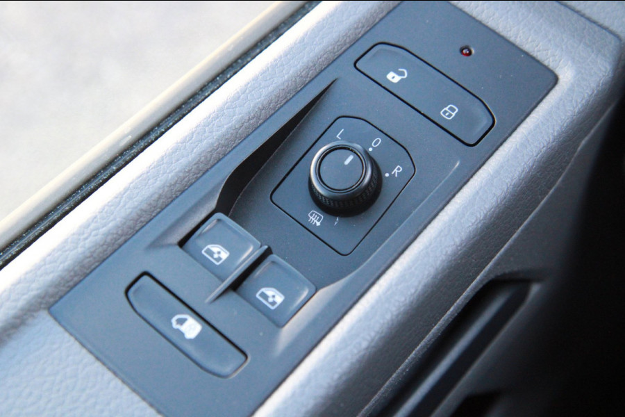 Volkswagen Transporter 2.0 TDI L2H1 150PK Comfortline / Trekhaak / App connect / 3 zits