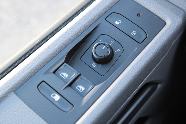 Volkswagen Transporter 2.0 TDI L2H1 150PK Comfortline / Trekhaak / App connect / 3 zits