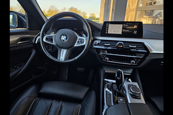 BMW 5 Serie 530e iPerformance eDrive Edition | LED | Trekhaak | Stoelverwarming | Park Assist | Leder | M-Sport stuur | LMV 20" | Zwarte hemel |
