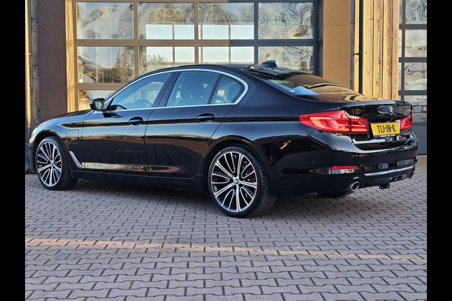 BMW 5 Serie 530e iPerformance eDrive Edition | LED | Trekhaak | Stoelverwarming | Park Assist | Leder | M-Sport stuur | LMV 20" | Zwarte hemel |