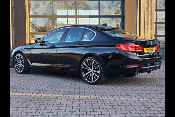 BMW 5 Serie 530e iPerformance eDrive Edition | LED | Trekhaak | Stoelverwarming | Park Assist | Leder | M-Sport stuur | LMV 20" | Zwarte hemel |