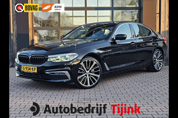 BMW 5 Serie 530e iPerformance eDrive Edition | LED | Trekhaak | Stoelverwarming | Park Assist | Leder | M-Sport stuur | LMV 20" | Zwarte hemel |
