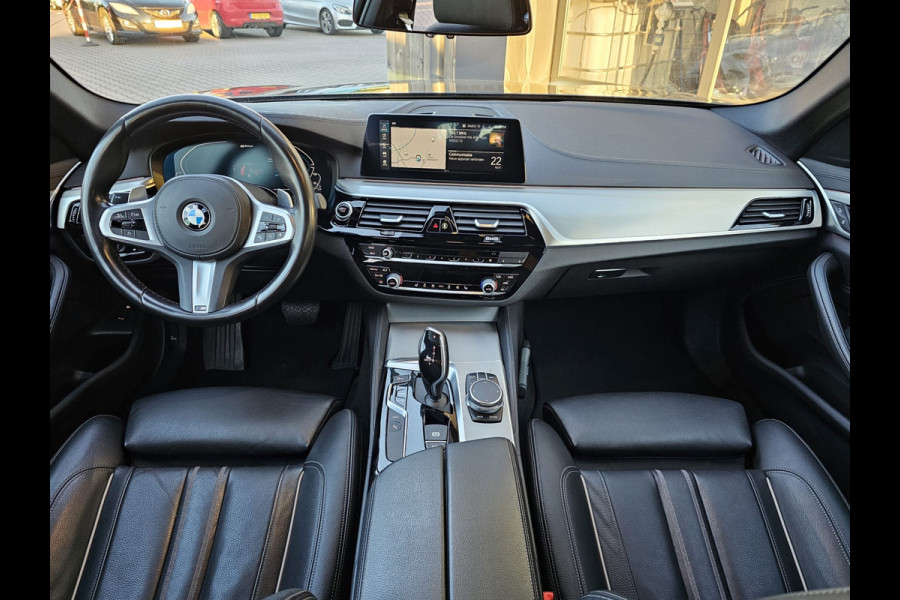 BMW 5 Serie 530e iPerformance eDrive Edition | LED | Trekhaak | Stoelverwarming | Park Assist | Leder | M-Sport stuur | LMV 20" | Zwarte hemel |