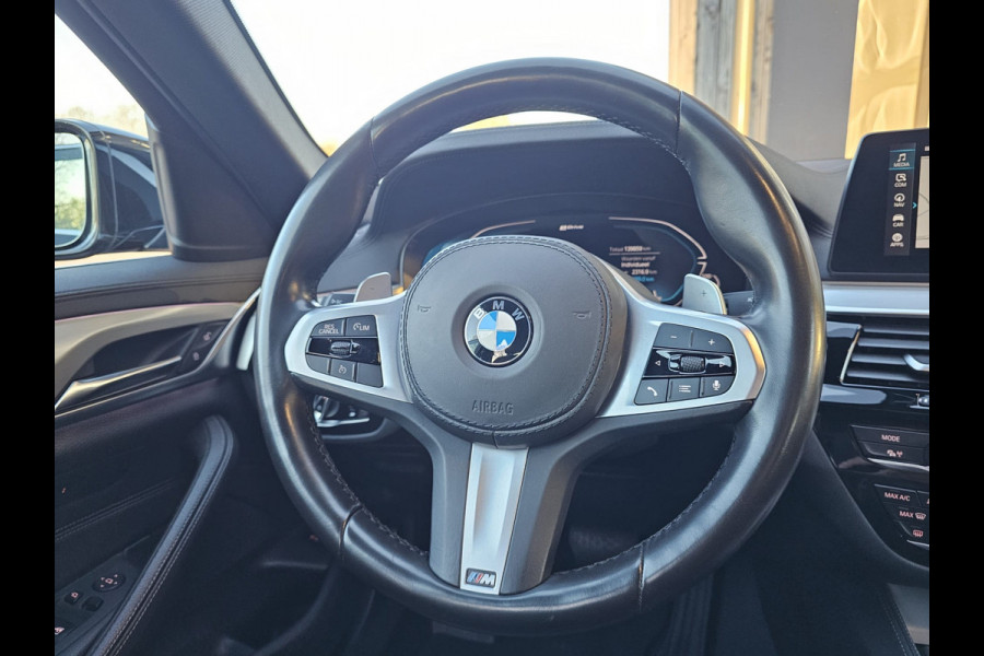 BMW 5 Serie 530e iPerformance eDrive Edition | LED | Trekhaak | Stoelverwarming | Park Assist | Leder | M-Sport stuur | LMV 20" | Zwarte hemel |