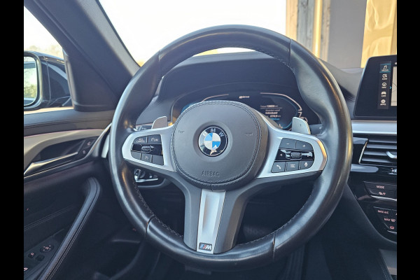 BMW 5 Serie 530e iPerformance eDrive Edition | LED | Trekhaak | Stoelverwarming | Park Assist | Leder | M-Sport stuur | LMV 20" | Zwarte hemel |