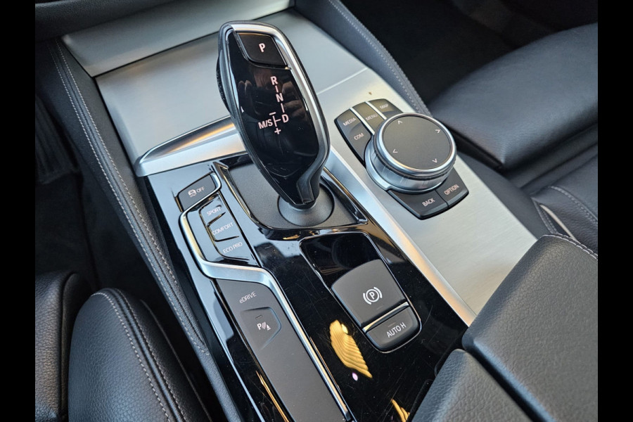BMW 5 Serie 530e iPerformance eDrive Edition | LED | Trekhaak | Stoelverwarming | Park Assist | Leder | M-Sport stuur | LMV 20" | Zwarte hemel |