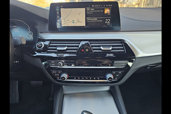 BMW 5 Serie 530e iPerformance eDrive Edition | LED | Trekhaak | Stoelverwarming | Park Assist | Leder | M-Sport stuur | LMV 20" | Zwarte hemel |