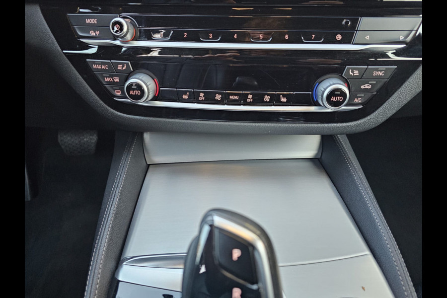 BMW 5 Serie 530e iPerformance eDrive Edition | LED | Trekhaak | Stoelverwarming | Park Assist | Leder | M-Sport stuur | LMV 20" | Zwarte hemel |