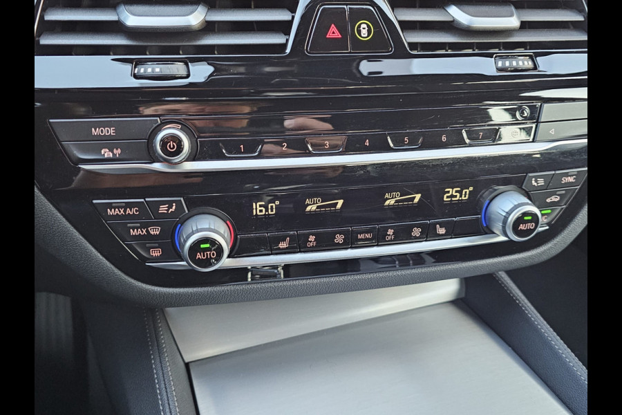 BMW 5 Serie 530e iPerformance eDrive Edition | LED | Trekhaak | Stoelverwarming | Park Assist | Leder | M-Sport stuur | LMV 20" | Zwarte hemel |