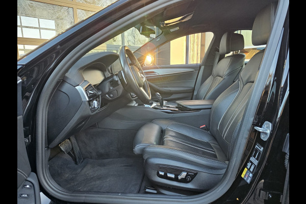 BMW 5 Serie 530e iPerformance eDrive Edition | LED | Trekhaak | Stoelverwarming | Park Assist | Leder | M-Sport stuur | LMV 20" | Zwarte hemel |