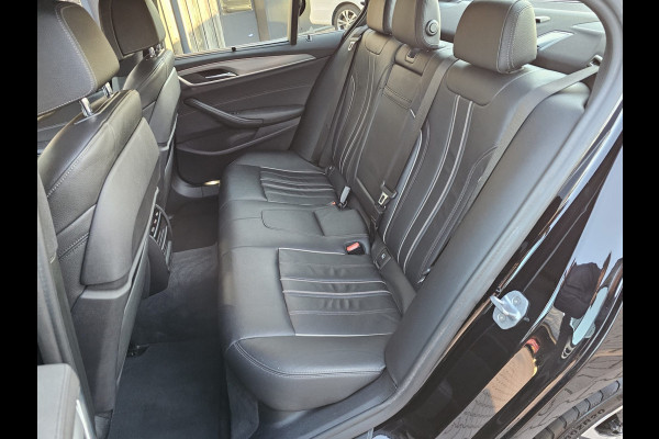 BMW 5 Serie 530e iPerformance eDrive Edition | LED | Trekhaak | Stoelverwarming | Park Assist | Leder | M-Sport stuur | LMV 20" | Zwarte hemel |