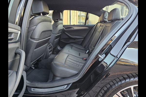 BMW 5 Serie 530e iPerformance eDrive Edition | LED | Trekhaak | Stoelverwarming | Park Assist | Leder | M-Sport stuur | LMV 20" | Zwarte hemel |