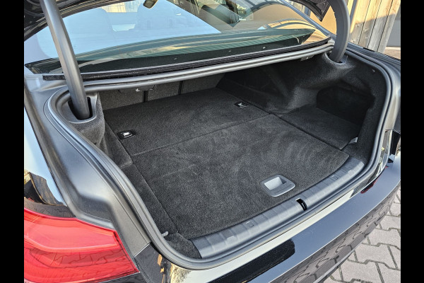 BMW 5 Serie 530e iPerformance eDrive Edition | LED | Trekhaak | Stoelverwarming | Park Assist | Leder | M-Sport stuur | LMV 20" | Zwarte hemel |