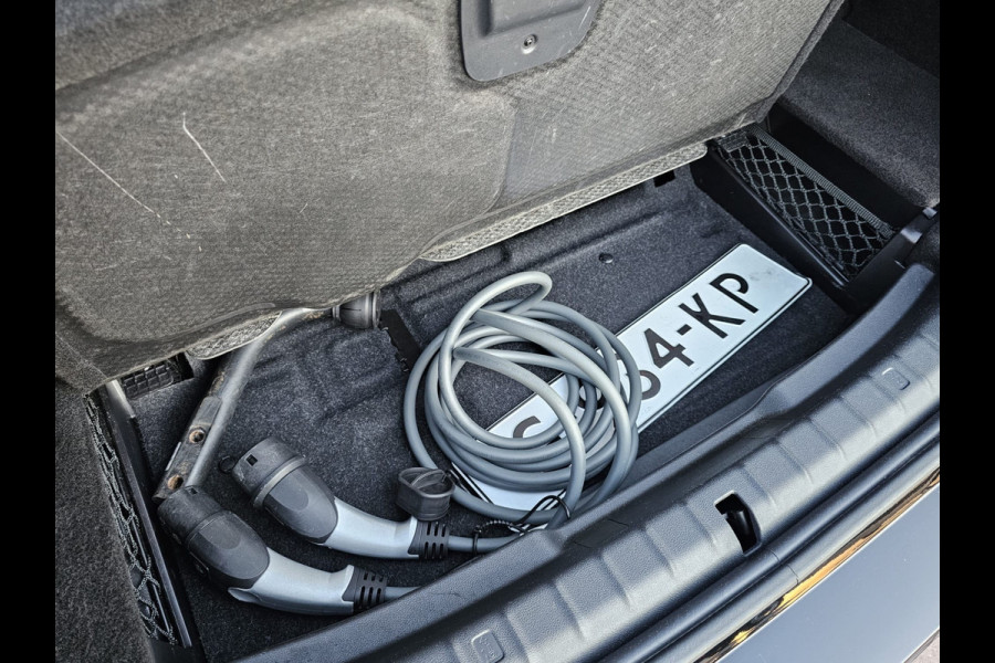 BMW 5 Serie 530e iPerformance eDrive Edition | LED | Trekhaak | Stoelverwarming | Park Assist | Leder | M-Sport stuur | LMV 20" | Zwarte hemel |