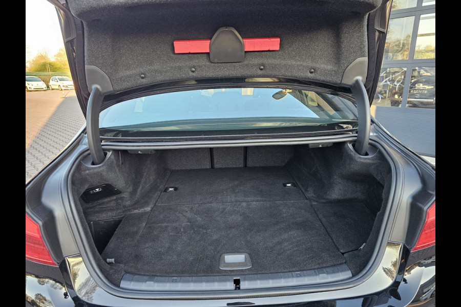 BMW 5 Serie 530e iPerformance eDrive Edition | LED | Trekhaak | Stoelverwarming | Park Assist | Leder | M-Sport stuur | LMV 20" | Zwarte hemel |