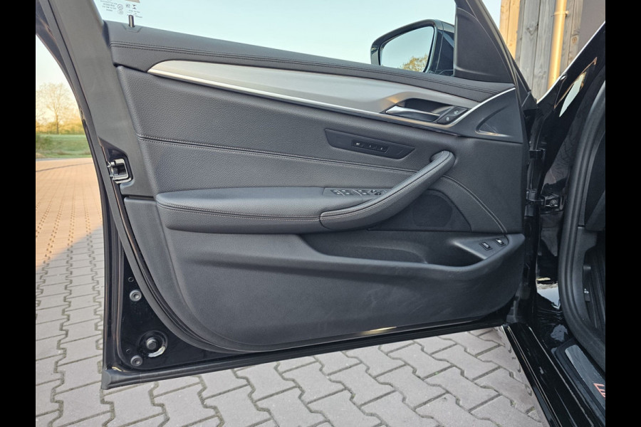BMW 5 Serie 530e iPerformance eDrive Edition | LED | Trekhaak | Stoelverwarming | Park Assist | Leder | M-Sport stuur | LMV 20" | Zwarte hemel |