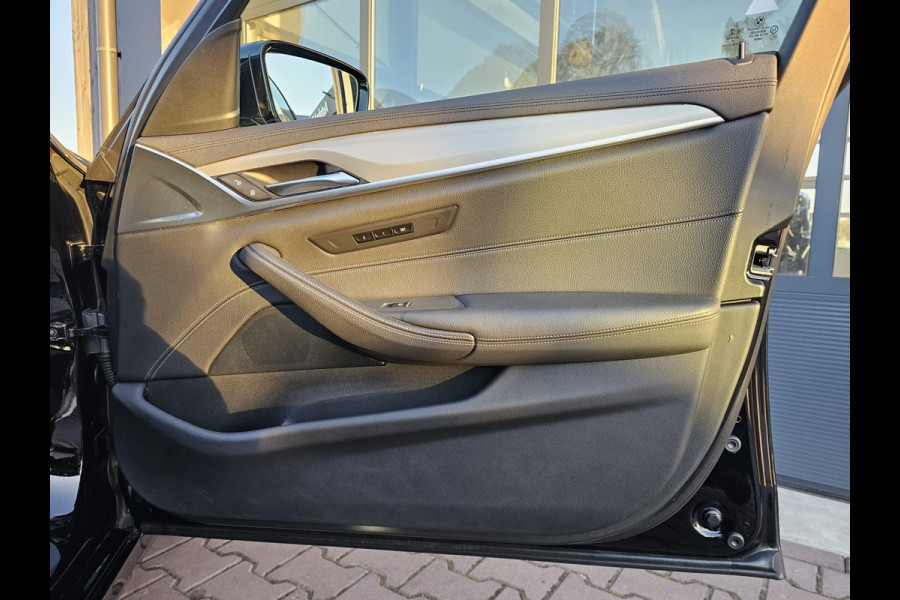 BMW 5 Serie 530e iPerformance eDrive Edition | LED | Trekhaak | Stoelverwarming | Park Assist | Leder | M-Sport stuur | LMV 20" | Zwarte hemel |