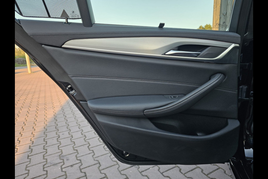BMW 5 Serie 530e iPerformance eDrive Edition | LED | Trekhaak | Stoelverwarming | Park Assist | Leder | M-Sport stuur | LMV 20" | Zwarte hemel |