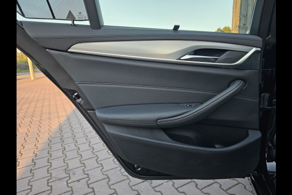 BMW 5 Serie 530e iPerformance eDrive Edition | LED | Trekhaak | Stoelverwarming | Park Assist | Leder | M-Sport stuur | LMV 20" | Zwarte hemel |