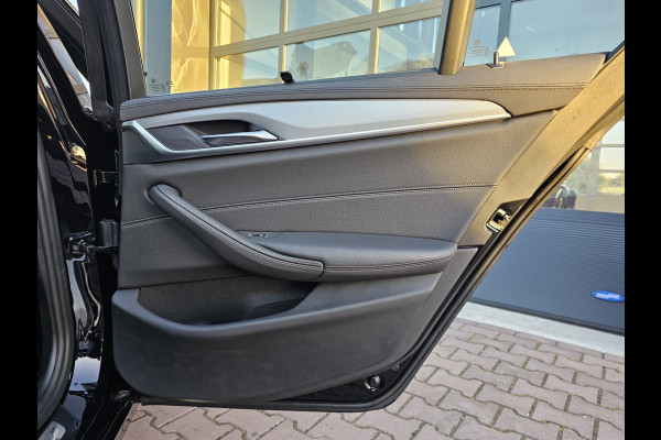 BMW 5 Serie 530e iPerformance eDrive Edition | LED | Trekhaak | Stoelverwarming | Park Assist | Leder | M-Sport stuur | LMV 20" | Zwarte hemel |