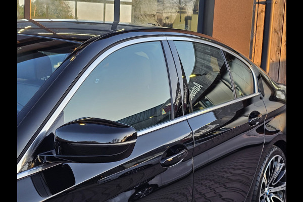 BMW 5 Serie 530e iPerformance eDrive Edition | LED | Trekhaak | Stoelverwarming | Park Assist | Leder | M-Sport stuur | LMV 20" | Zwarte hemel |