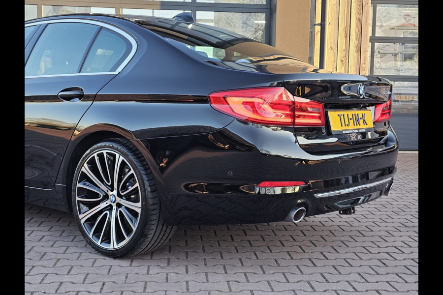 BMW 5 Serie 530e iPerformance eDrive Edition | LED | Trekhaak | Stoelverwarming | Park Assist | Leder | M-Sport stuur | LMV 20" | Zwarte hemel |