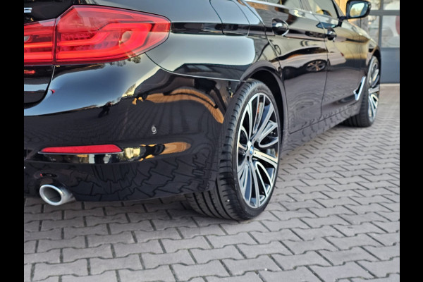 BMW 5 Serie 530e iPerformance eDrive Edition | LED | Trekhaak | Stoelverwarming | Park Assist | Leder | M-Sport stuur | LMV 20" | Zwarte hemel |