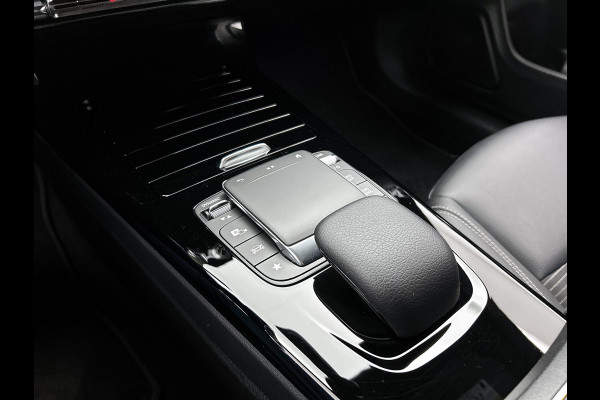 Mercedes-Benz CLA-Klasse Shooting Brake 180 Luxury Line Trekhaak | Ledkoplampen | Parkeerpakket met achteruitrijcamera | Stoelverwarming. Inclusief 24 maanden Mercedes-Benz Certified garantie voor Europa.