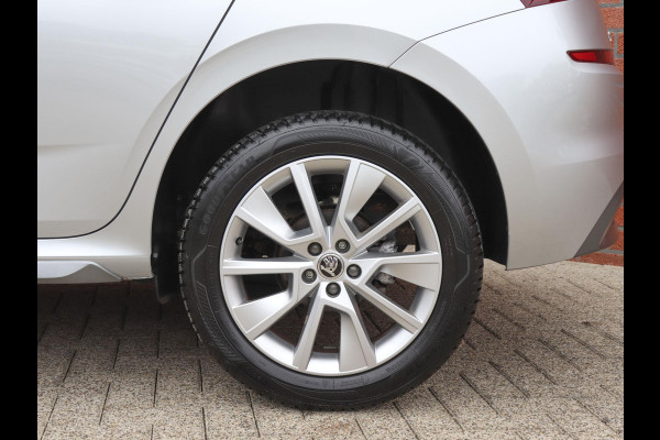 Škoda Kamiq 1.0 TSI 110pk DSG Style Navigatie Apple Carplay/Android Auto Adaptive Cruise control Parkeer sensoren Lichtmetalen Velgen