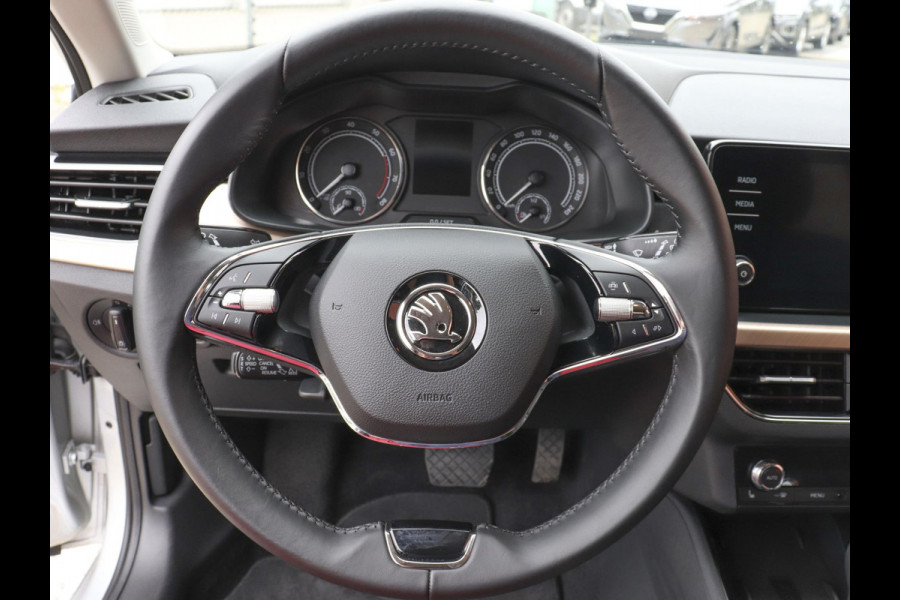 Škoda Kamiq 1.0 TSI 110pk DSG Style Navigatie Apple Carplay/Android Auto Adaptive Cruise control Parkeer sensoren Lichtmetalen Velgen