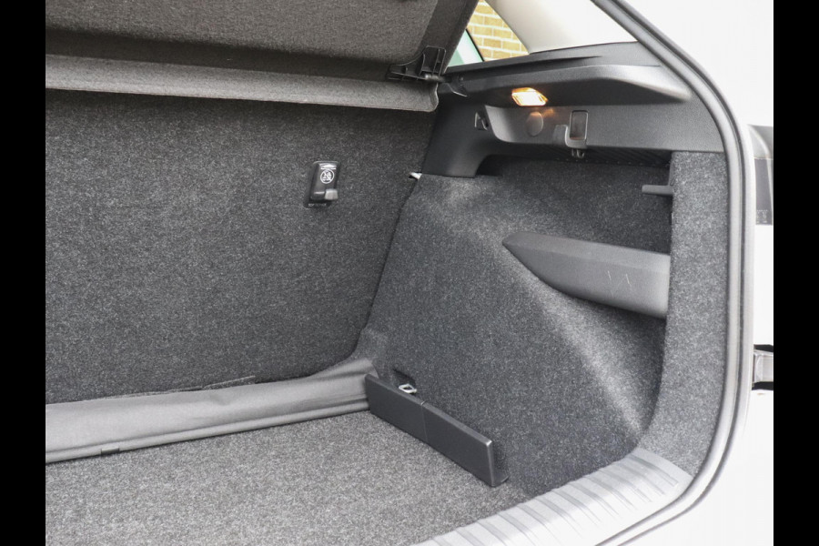 Škoda Kamiq 1.0 TSI 110pk DSG Style Navigatie Apple Carplay/Android Auto Adaptive Cruise control Parkeer sensoren Lichtmetalen Velgen