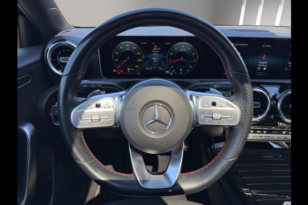 Mercedes-Benz A-Klasse 180 Business Solution AMG Pano | Stoelverwarming | 19 "| Parksensors V+A | Widescreen | Led | Camera |