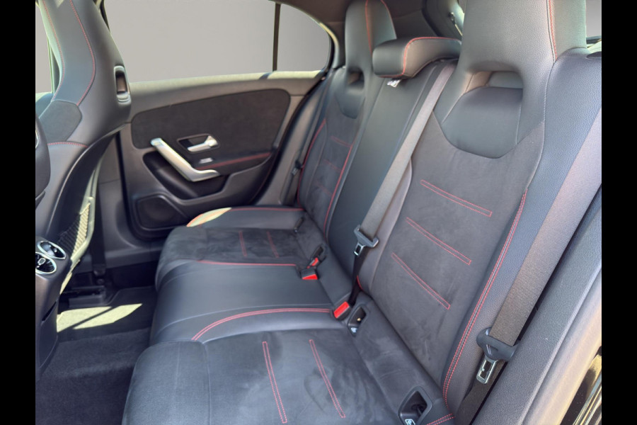 Mercedes-Benz A-Klasse 180 Business Solution AMG Pano | Stoelverwarming | 19 "| Parksensors V+A | Widescreen | Led | Camera |