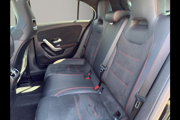 Mercedes-Benz A-Klasse 180 Business Solution AMG Pano | Stoelverwarming | 19 "| Parksensors V+A | Widescreen | Led | Camera |