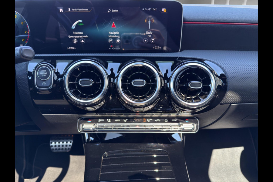 Mercedes-Benz A-Klasse 180 Business Solution AMG Pano | Stoelverwarming | 19 "| Parksensors V+A | Widescreen | Led | Camera |
