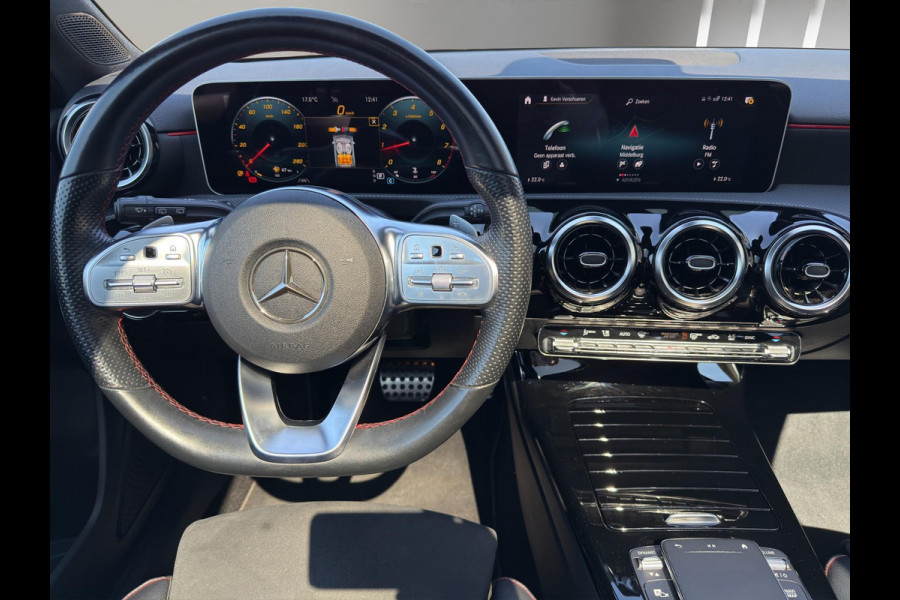 Mercedes-Benz A-Klasse 180 Business Solution AMG Pano | Stoelverwarming | 19 "| Parksensors V+A | Widescreen | Led | Camera |